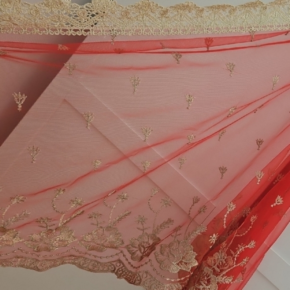 Elegant Red and Gold Lace Veil - Picture 3 of 5
